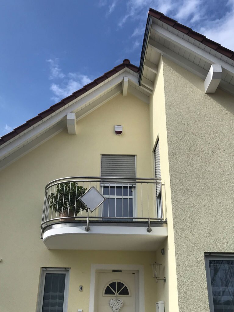 gelbes-haus-mit-balkon-und-außensirene-von-safe2home